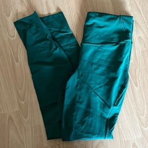 Lululemon base pace leggings in everglade green size 6 25”